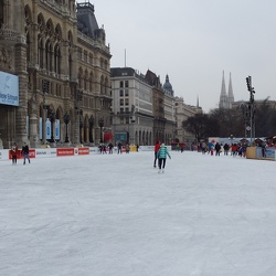 2014-01-28 Eislaufen vor dem Rathaus