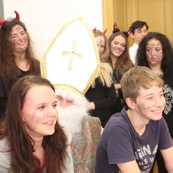 2015-12-04 Nikolo und Krampus kommen in die Schule